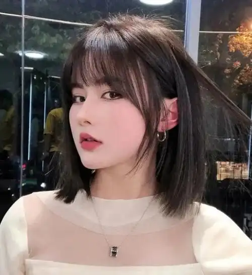 "导读:不染不烫的发型好看吗?怎么剪更减龄?