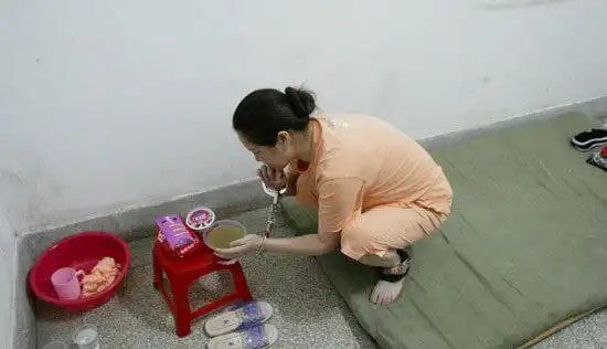 6月24日晚9点30分,武汉市第一看守所,毒贩死刑犯代冬桂准备喝绿豆汤.