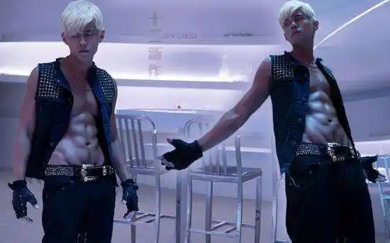 周杰伦健身房晒肌肉线条感爆棚