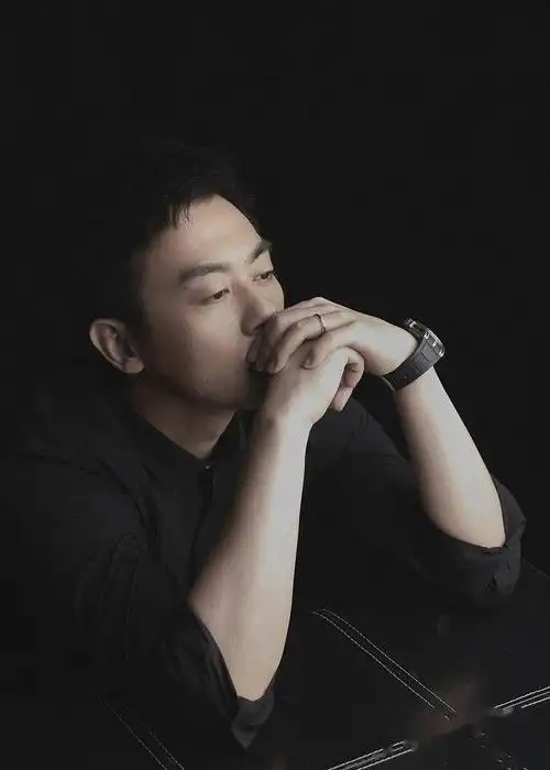 朱亚文allblack造型成熟雅致抬臂垂眸化身沉思者