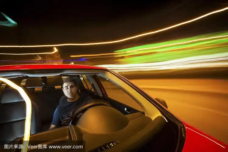 一个人在晚上开车