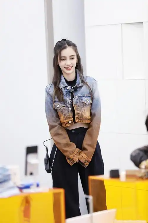 杨颖穿牛仔夹克火了搭配高腰阔腿裤性感蚂蚁腰太抢镜了