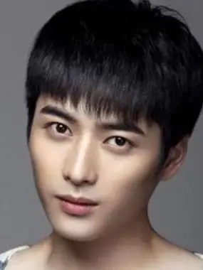 偏分发型没有中分发型的刻板,也没有锅盖头发型的幼稚,清新范十足