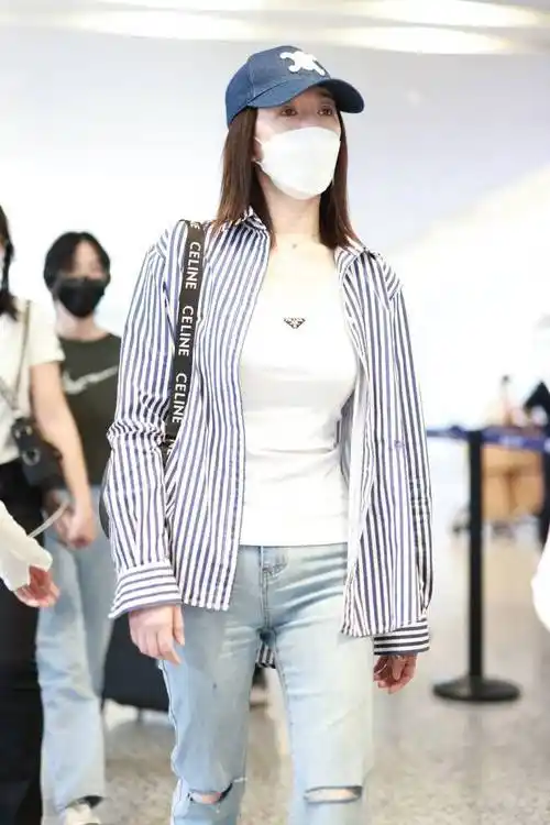 李小冉穿条纹衬衫现身虹桥机场 简约休闲造型超减龄_棒球帽_牛仔裤