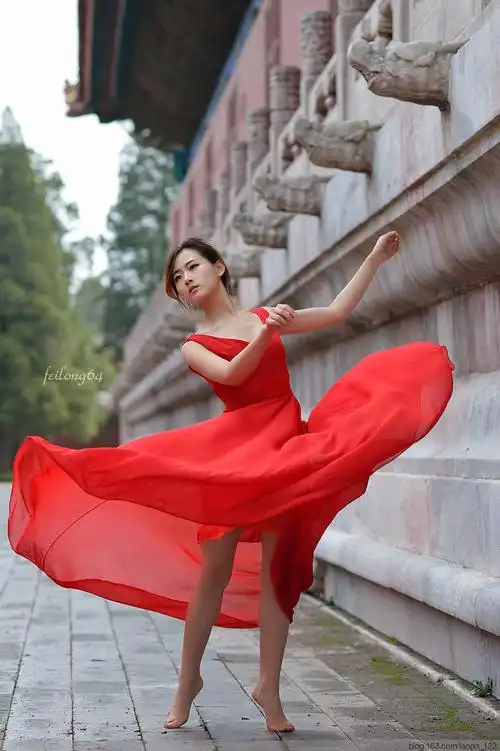飘起来的红裙子