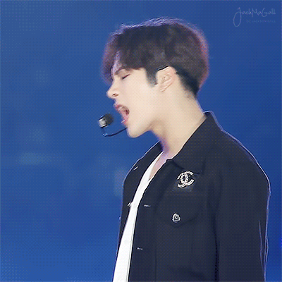 王嘉尔唱歌帅气魅力gif动图_动态图_表情包下载_soogif