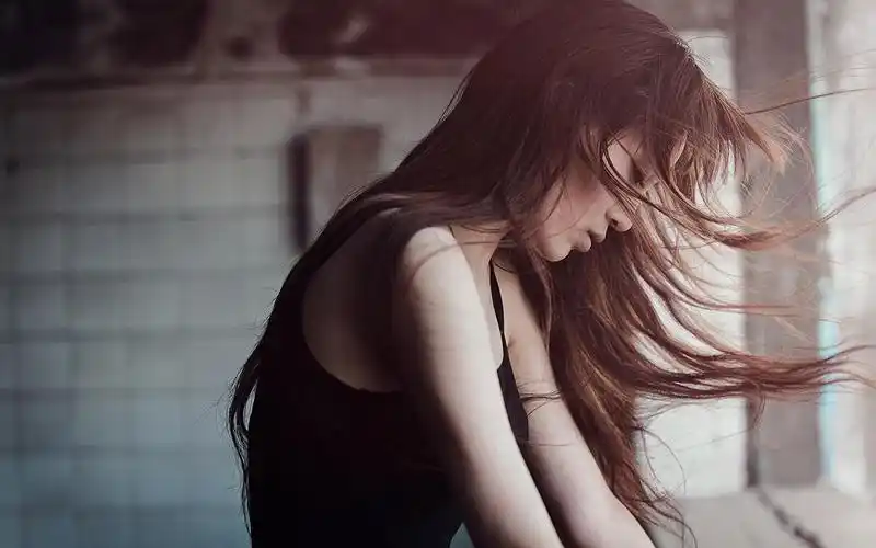 冷酷少女大长腿唯美写真高清摄影壁纸图片下载,大长腿吊带性感美女