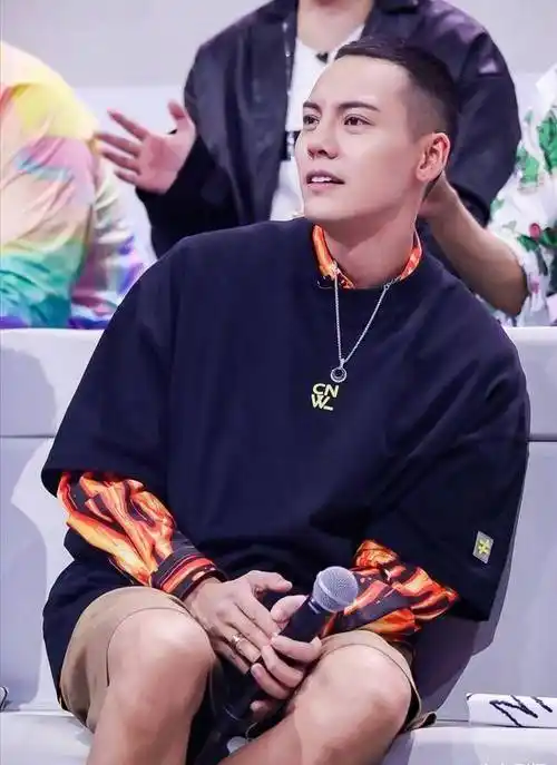 陈伟霆"大男孩"性格,寸头 牛仔外套阳光十足,真是惹人爱!