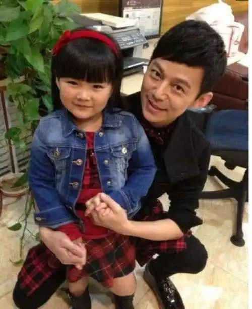 何炅有孩子吗(深受何炅宠爱的两个孩子)