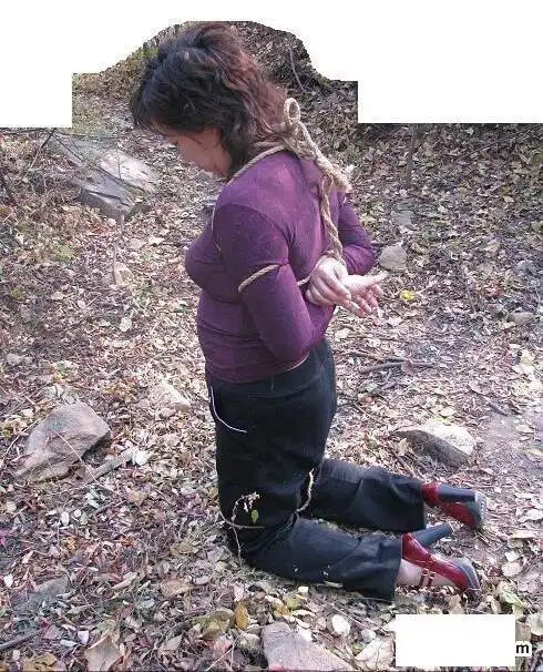 这女人是什么人?她跪着干什么啊?