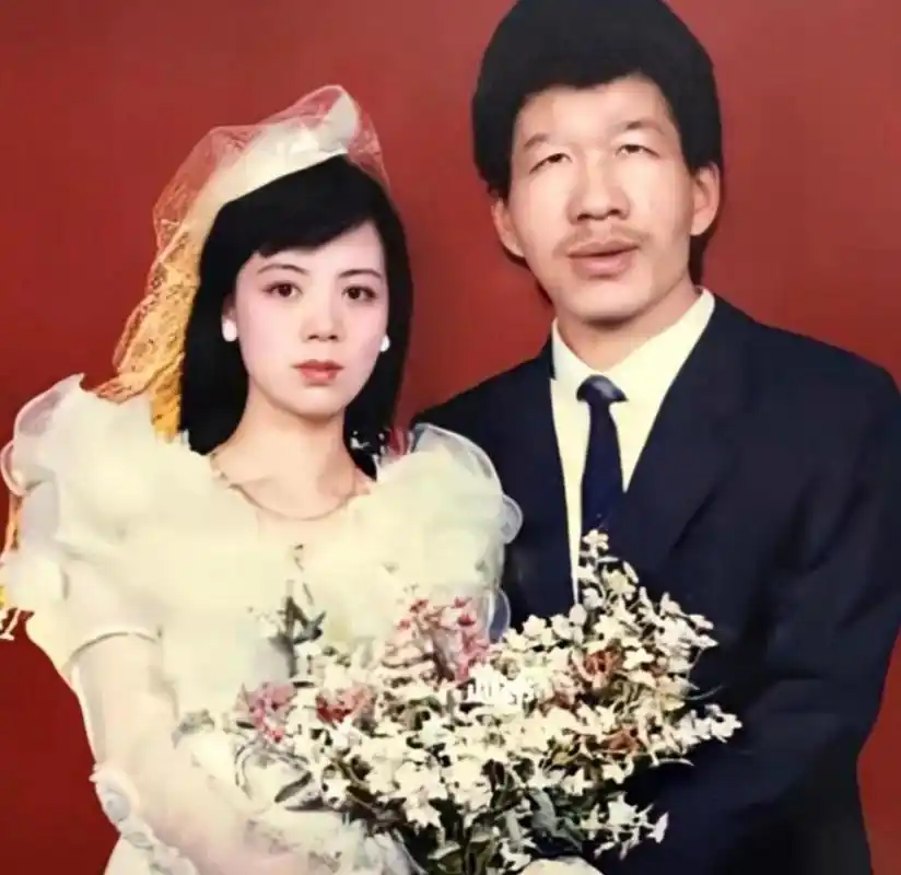 上世纪90年代的两对夫妻的结婚照,这两对夫妻如果新郎新娘互换一下就