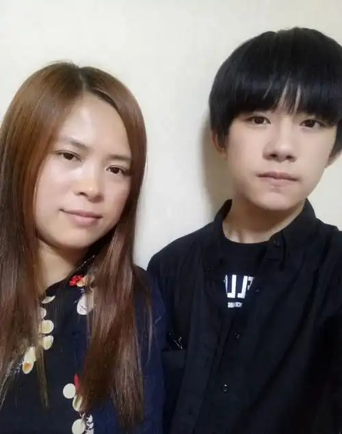 想必有这样一位母亲,当易烊千玺的女朋友绝对不会容易了.