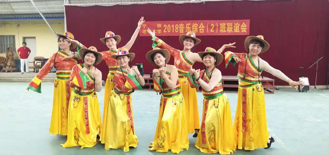 这是我们表演的舞蹈《心上的罗加》的最后造型!不错吧,棒棒哒!