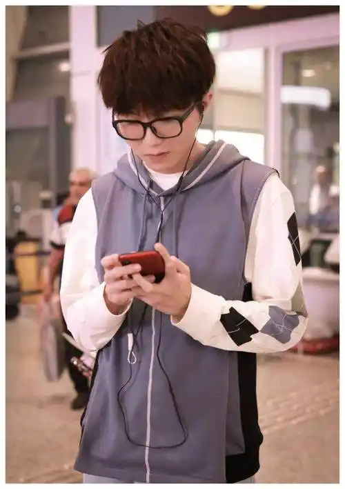 原创毛不易咋瘦了这么多紧身牛仔裤都穿出了宽松感变长腿欧巴了