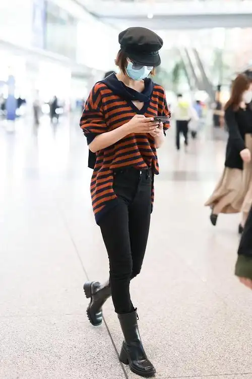 王珞丹街拍:红黑条纹针织衫铅笔裤 黑色报童帽复古百搭