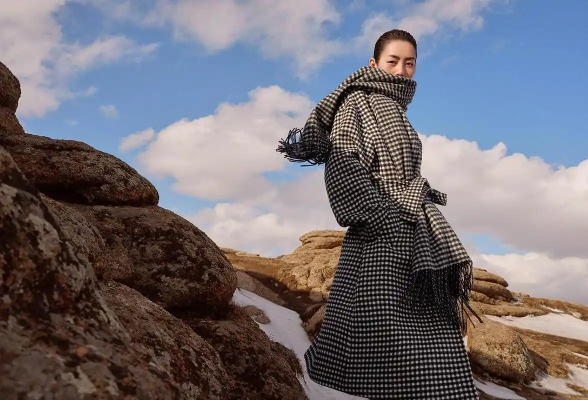 刘雯出镜erdos2021秋冬系列 在冰川雪山间演绎"soundsforcelebration