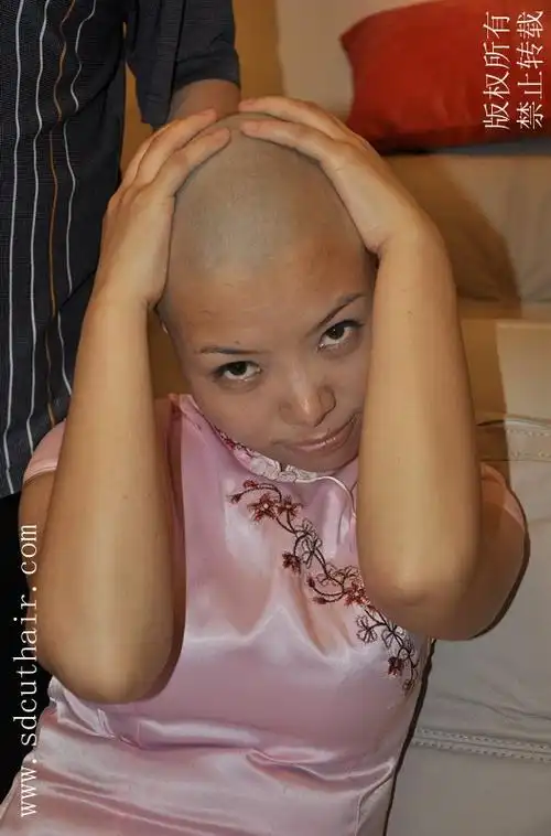 卷发mm剃光头深度00627