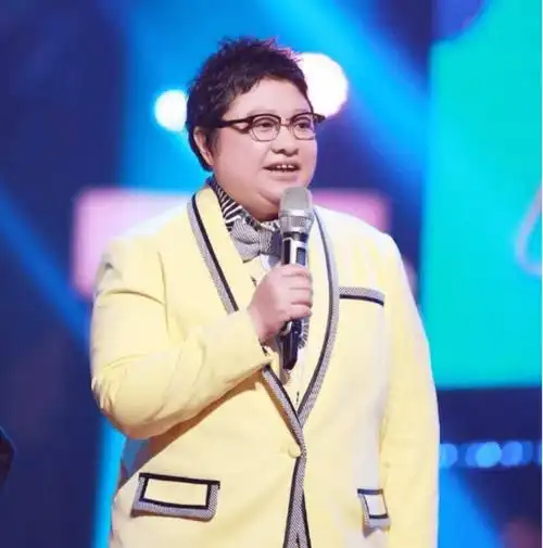 51岁韩红近况曝光:头扎丸子头,暴瘦40斤,网友:判若两人_因为_奶奶