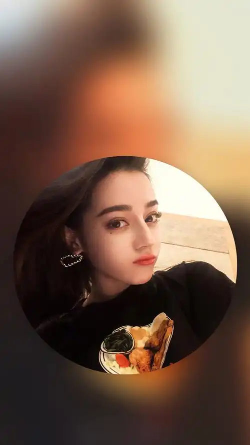 迪丽热巴嘟嘴卖萌图片手机壁纸