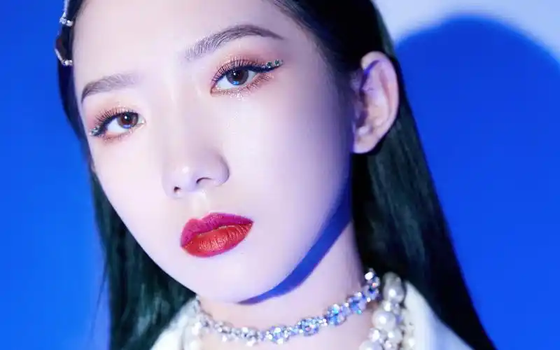 孟美岐干练性感写真图片桌面壁纸