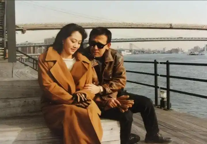 她上面还有一个姐姐, 父母工作繁忙, 没有时间照顾她们,所以王姬和