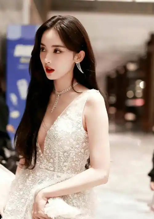 古力娜扎深v透视纱裙红毯礼服魅力美照,娇艳如花,时尚魅力!