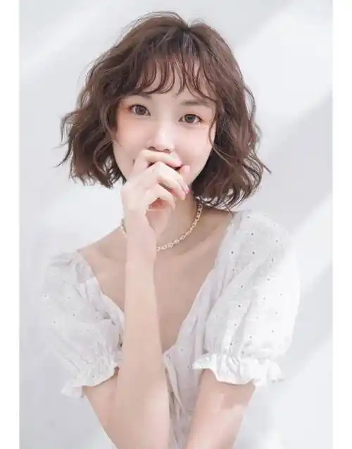 减龄瘦脸发型来了,齐下巴长度就是美,可微扣可卷可直_女性_卷发_脸型