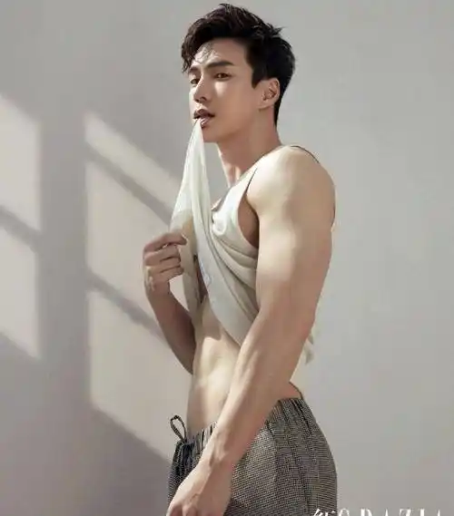 蔡徐坤有腹肌,王冠逸也超绝!_彭于晏_几位_女友