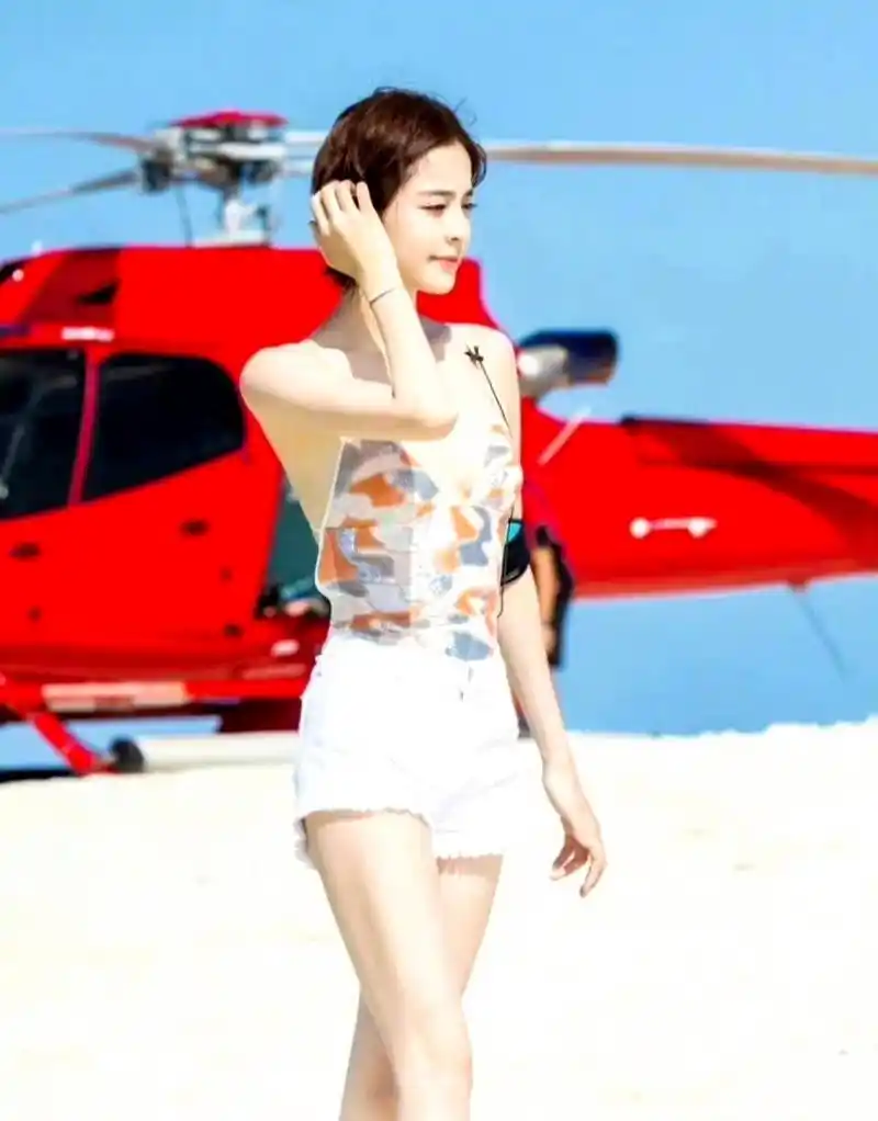 早期古力娜扎泳装照,更清纯