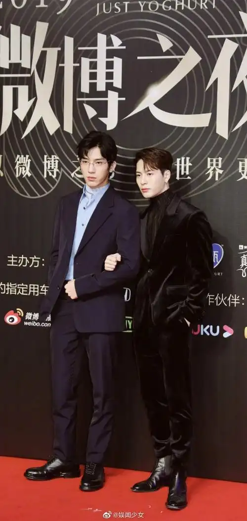 王嘉尔挽着井柏然走红毯