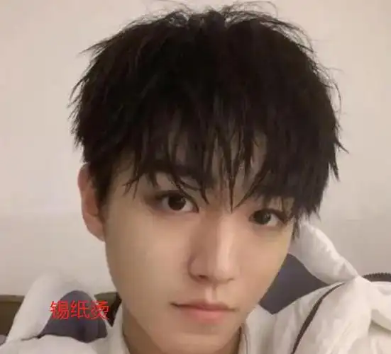 锡纸烫和烟花烫的区别:外形不同,制作方法不同,特点不同,效果不同