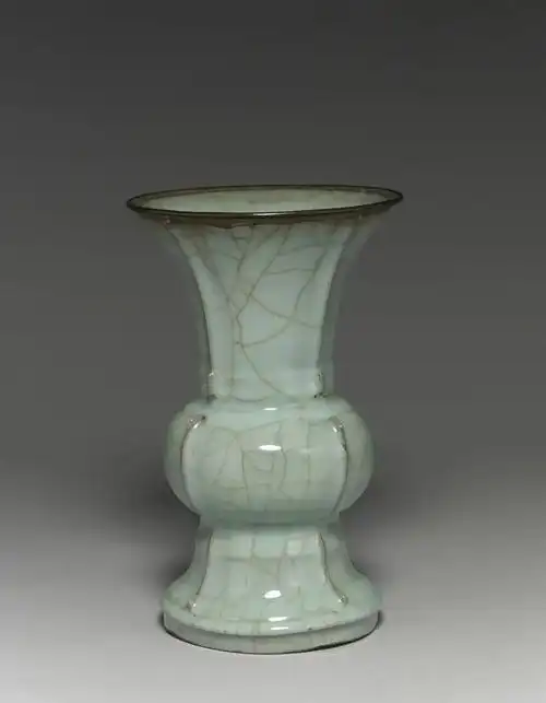 南宋官窑青瓷胆式瓶(中国大陆私人收藏)