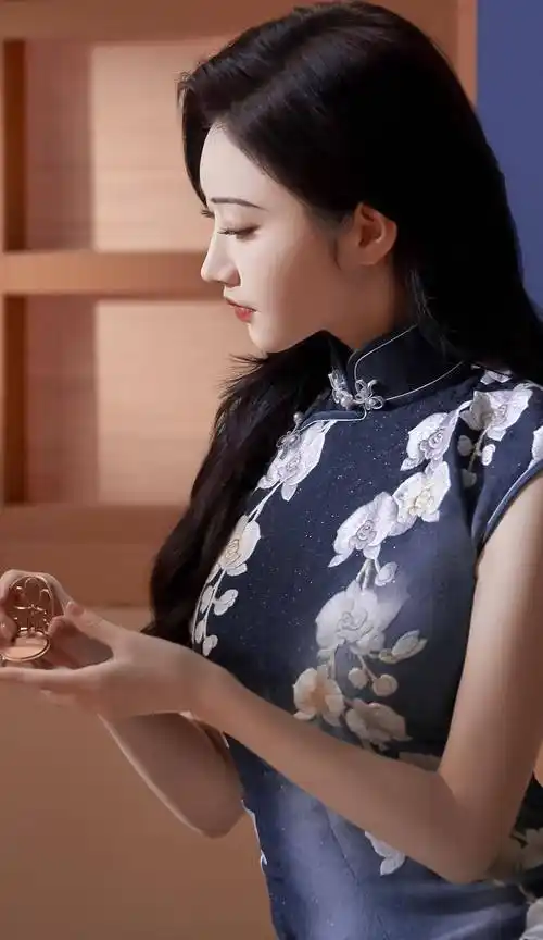 景甜拍摄新时尚大片,旗袍华美气质不改,挑战白皇后不输安妮海瑟薇