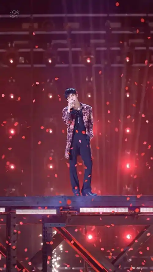 易烊千玺羞答答的玫瑰壁纸走一波