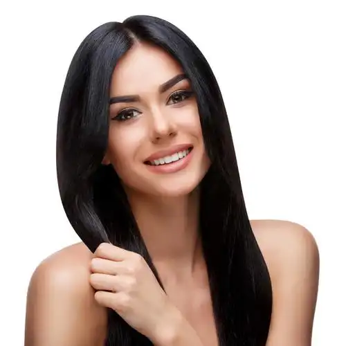 年轻的黑发美女