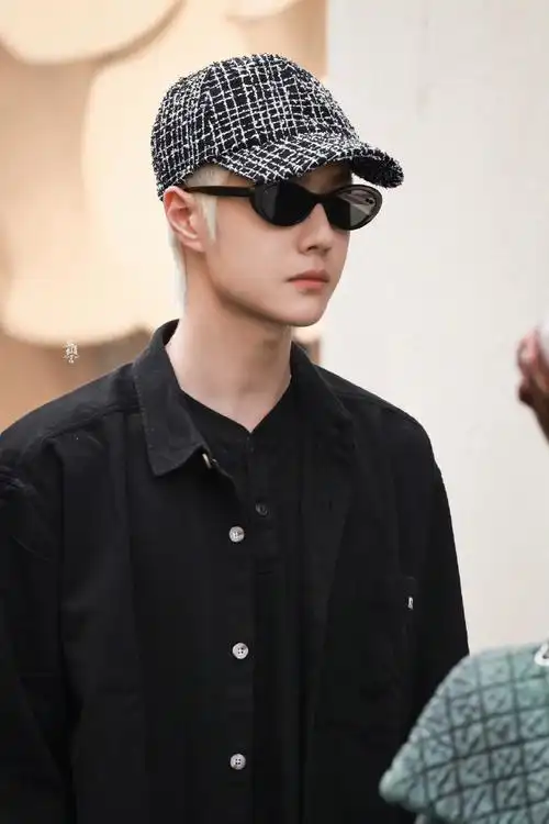 周王一博#王一博时装周金发#我们家小狮子的仪式感有时候真的令人佩服