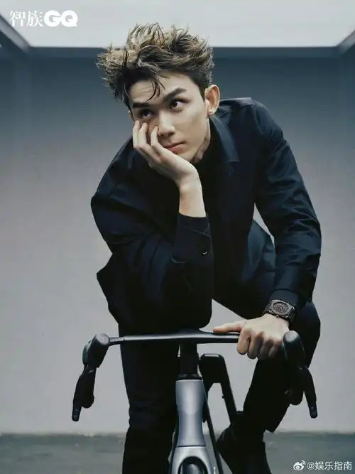 吴磊手臂肌肉隔着衣服都能看到