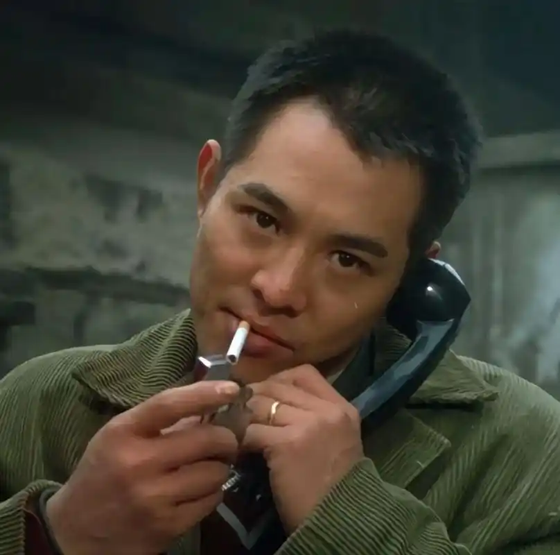 李连杰在电影中的点烟动作和表情,不仅展现了他的演技