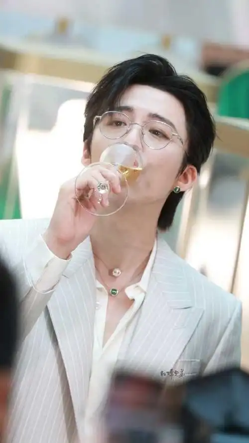 刘宇宁条纹西装