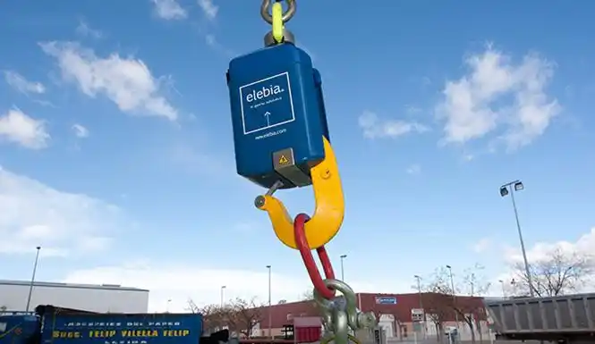 自动吊钩在户外起吊高空重物