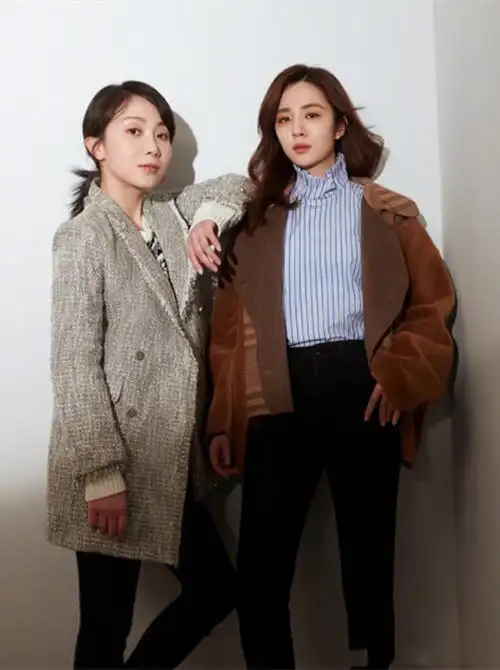 王晓晨庆祝33岁生日穿条纹衬衫端庄大方闺蜜宋茜穿毛衣像过冬