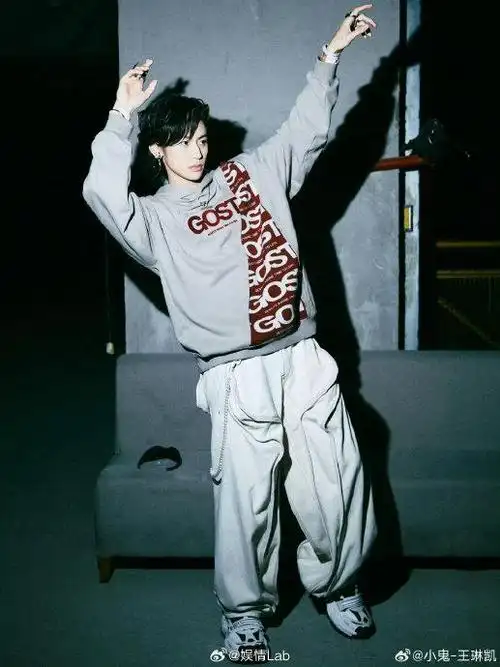 小鬼-王琳凯 新歌《恋爱请柬》接力版上线 看来小鬼在《我们仨》