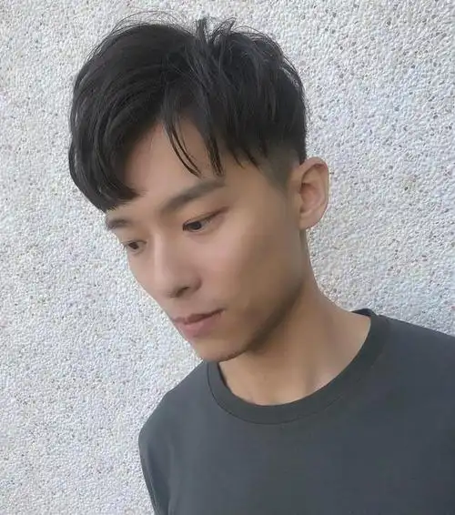 男生两边剃光发型很帅气