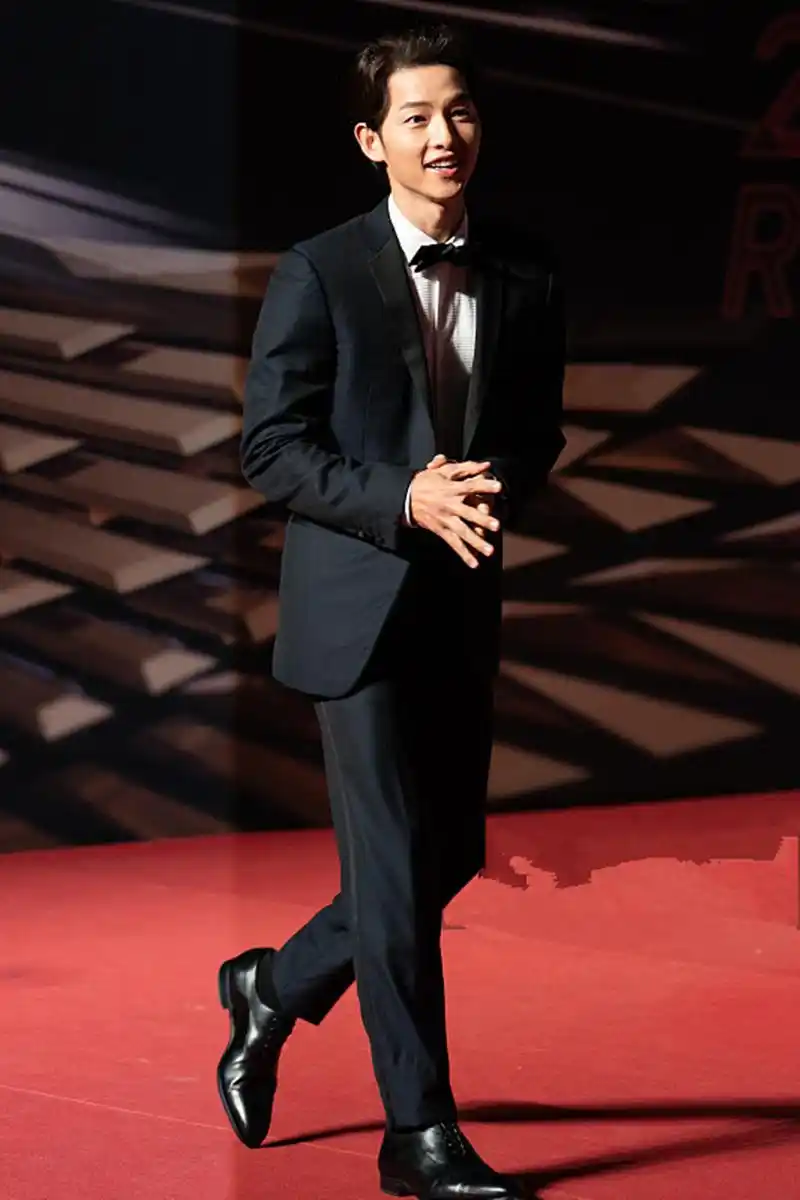 瘦身成功的宋仲基,西装笔挺亮相mama典礼,颜值回归巅峰