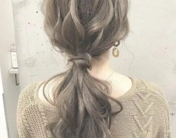 女生卷发马尾发型扎发效果图