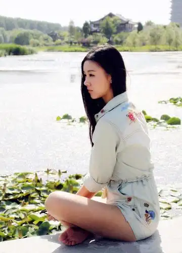 李小萌穿旗袍好惊艳,配复古盘发气质高贵,像换了一个人的感觉