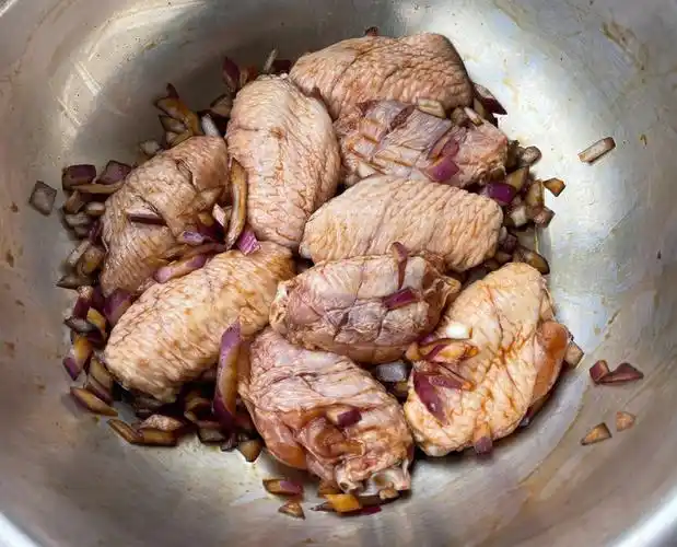 分享无敌好吃的炸鸡翅做法,外酥里嫩食材:鸡翅,醋,生姜,葱花,蒜末