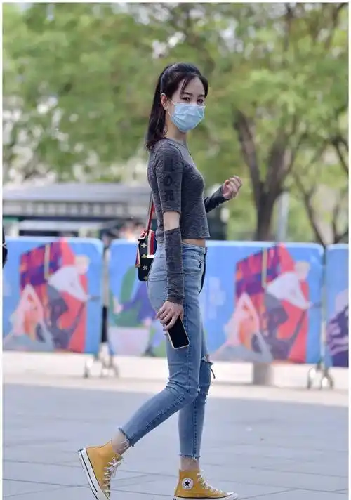 帆布鞋,春季里的时尚女生,穿出休闲风格,还可以展示身材