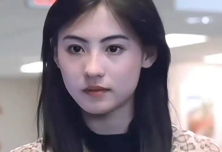 周慧敏自己却浑然不觉,节目里言之凿凿的说:小时候应该是小丑鸭来的