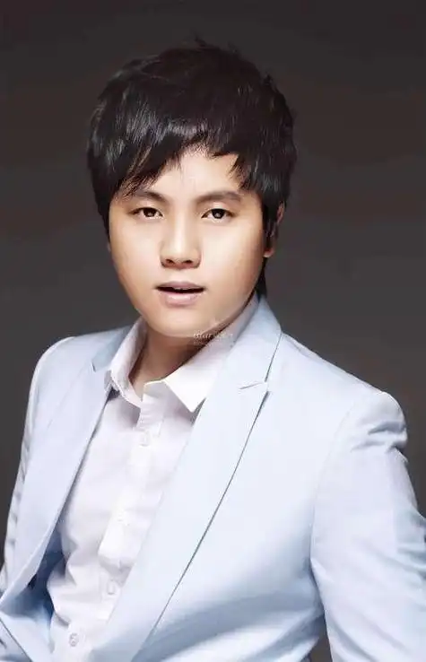 郑源 - 一万个理由:这首歌以其朗朗上口的旋律和深刻的歌词,赢得了